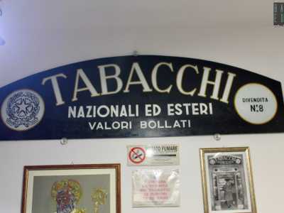 Nella tabaccheria sono conservate le targhe antiche: quella del 1943...
